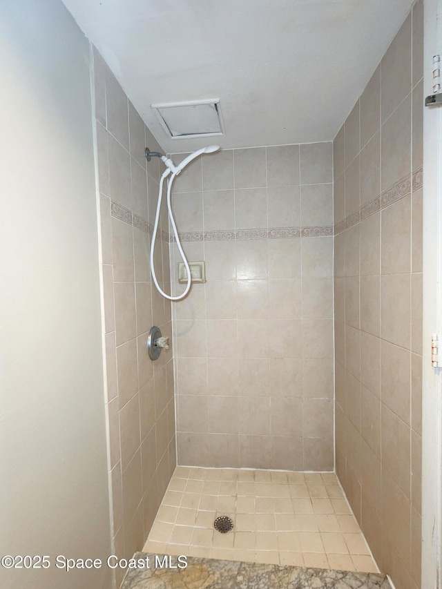 bathroom featuring tiled shower