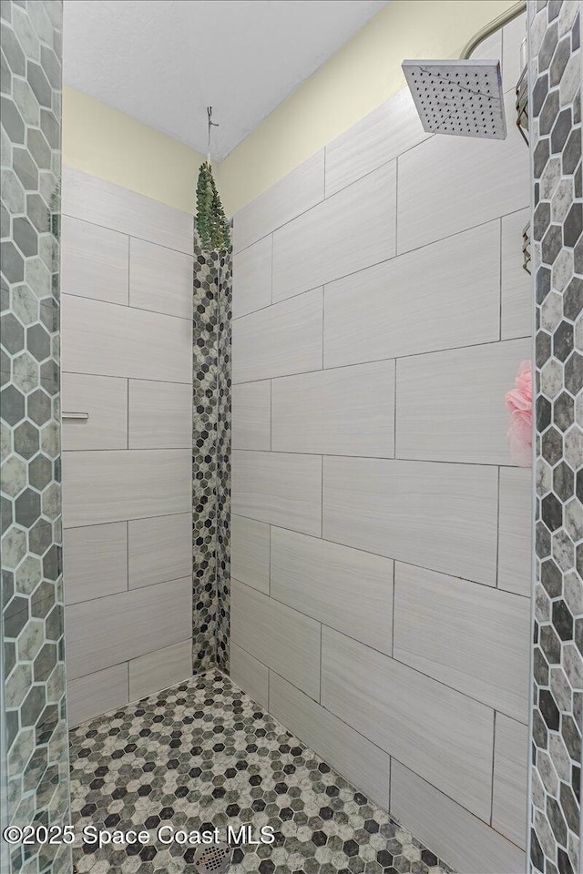 bathroom featuring a tile shower