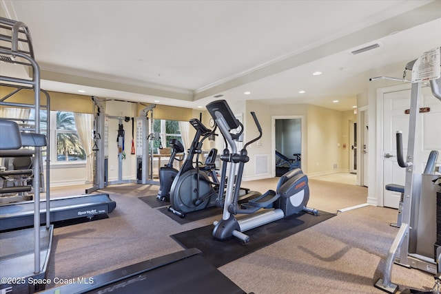 gym featuring recessed lighting, visible vents, plenty of natural light, and baseboards