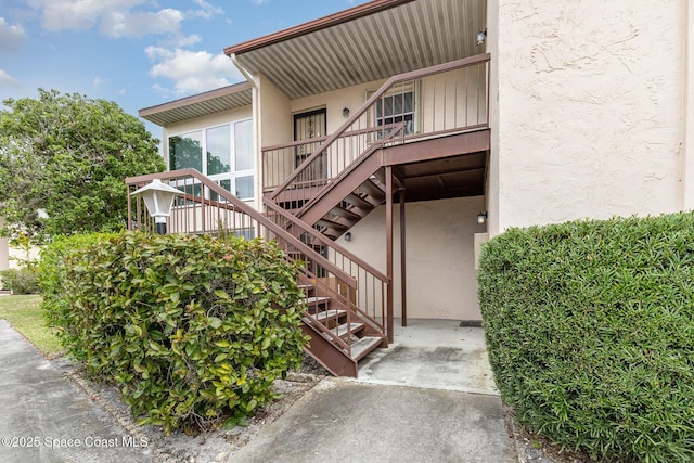 property entrance with stucco siding