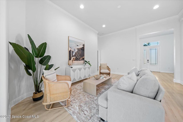 living area featuring crown molding, baseboards, wood finished floors, and recessed lighting