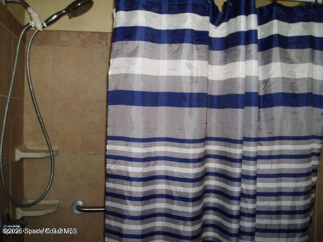 full bathroom featuring curtained shower