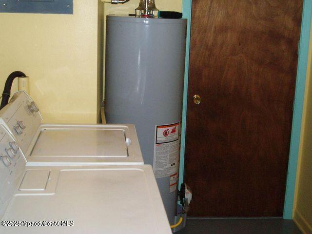 utility room featuring gas water heater and independent washer and dryer