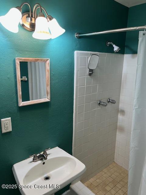 124 E Dover St E, Satellite Beach, FL 32937 - bathroom featuring a sink and a tile shower