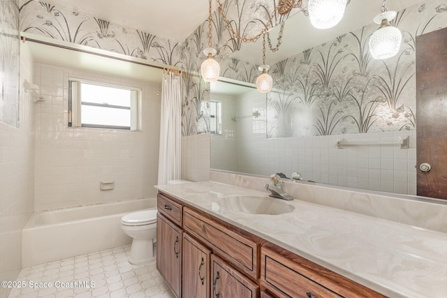 full bath with shower / bath combo, vanity, toilet, and wallpapered walls