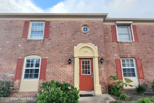 view of front facade featuring brick siding