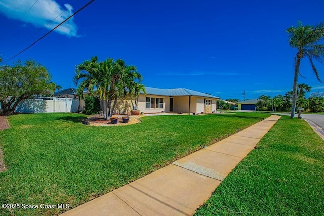 view of front of property featuring fence and a front lawn