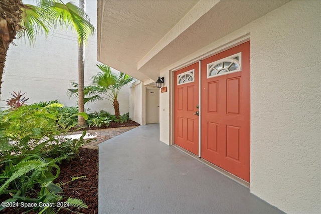 property entrance featuring stucco siding