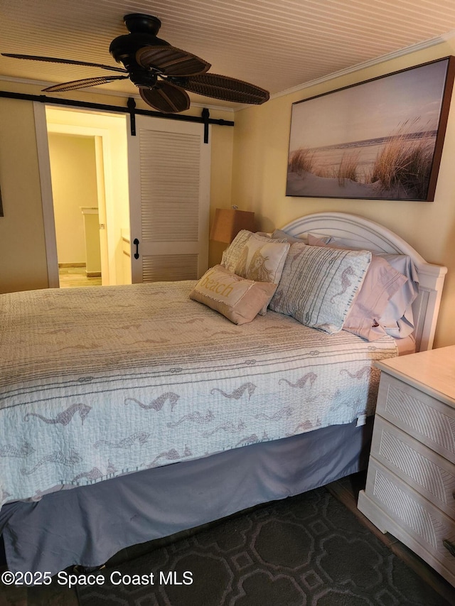 bedroom featuring a barn door