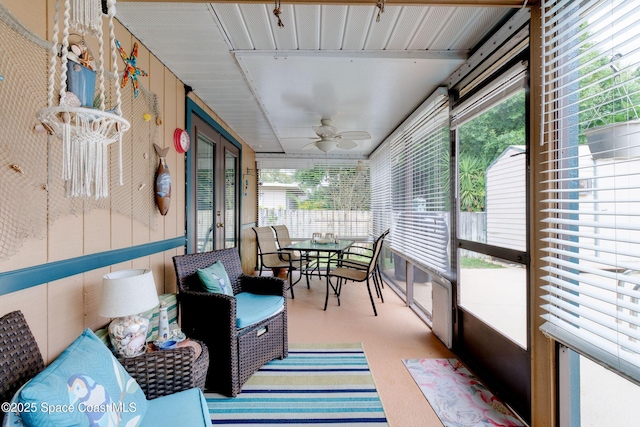 sunroom / solarium with a ceiling fan