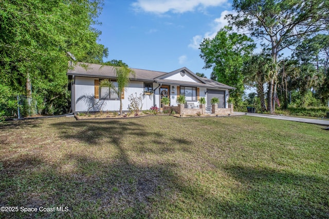 view of front of house featuring driveway, a front yard, and a garage