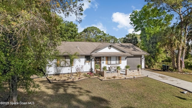 ranch-style home with stucco siding, a front lawn, an attached garage, and driveway