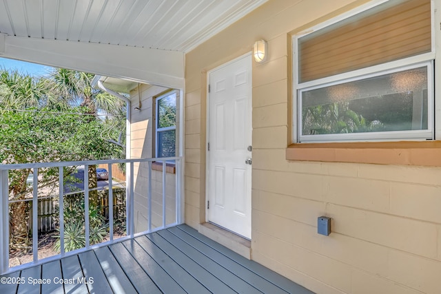 property entrance featuring a balcony