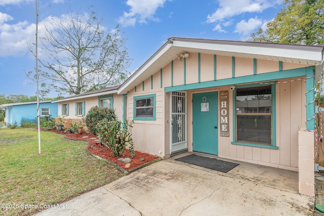 view of front of house with a front lawn