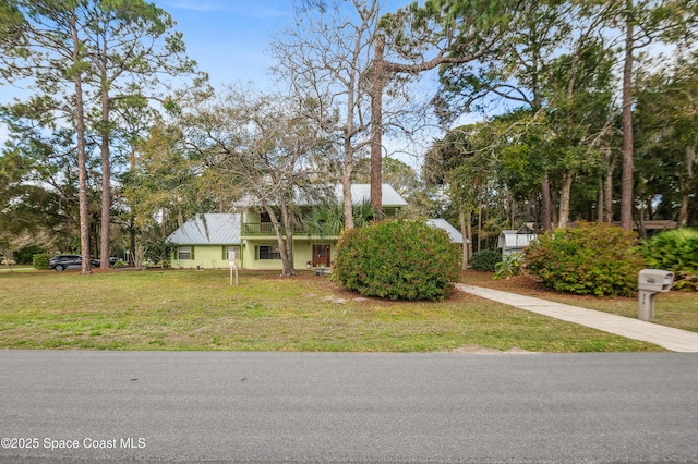 view of front facade featuring a front yard