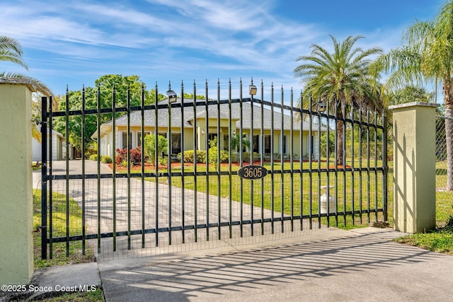 view of gate featuring a lawn