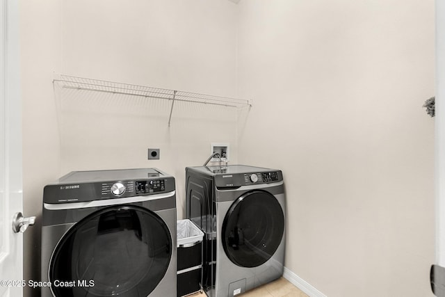 washroom with tile patterned flooring, laundry area, baseboards, and independent washer and dryer