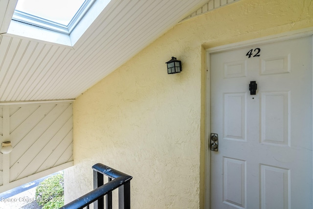 property entrance featuring stucco siding