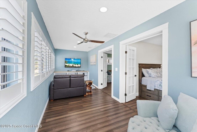 living area featuring recessed lighting, wood finished floors, a ceiling fan, and baseboards