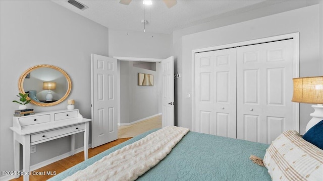 bedroom featuring a ceiling fan, a closet, visible vents, and a textured ceiling