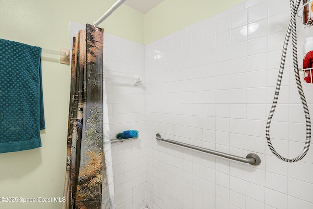 bathroom featuring tiled shower