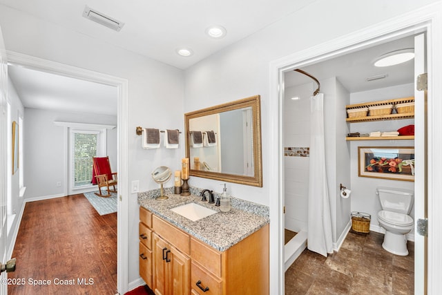 full bathroom featuring curtained shower, visible vents, toilet, vanity, and baseboards