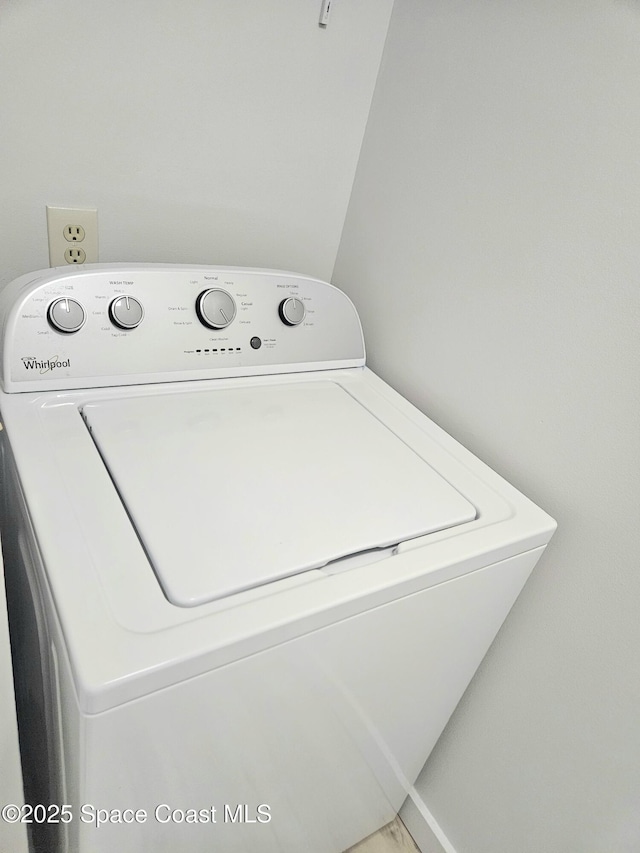 laundry area with washer / clothes dryer and laundry area