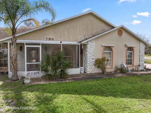 view of front facade featuring a front lawn and stucco siding