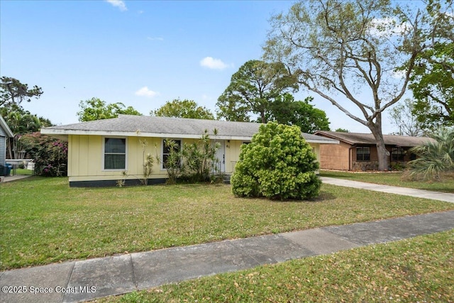 single story home featuring a front lawn