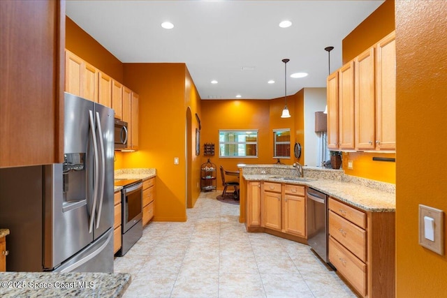 kitchen featuring stainless steel appliances, recessed lighting, a sink, and a peninsula