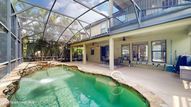 pool featuring a lanai, a jacuzzi, a ceiling fan, and a patio