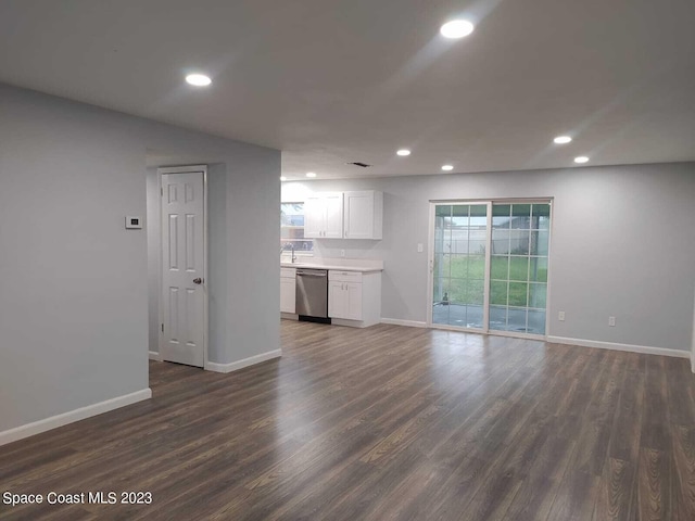 unfurnished living room featuring dark wood-style floors, recessed lighting, and baseboards