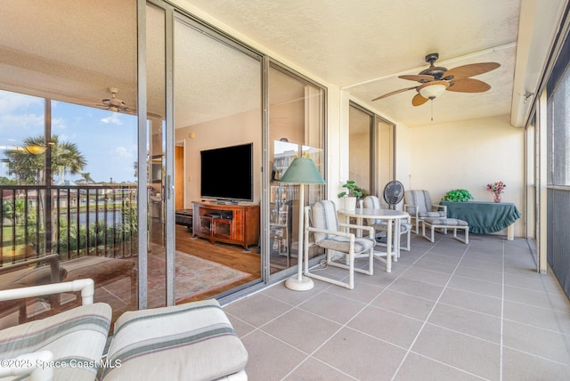 sunroom with ceiling fan