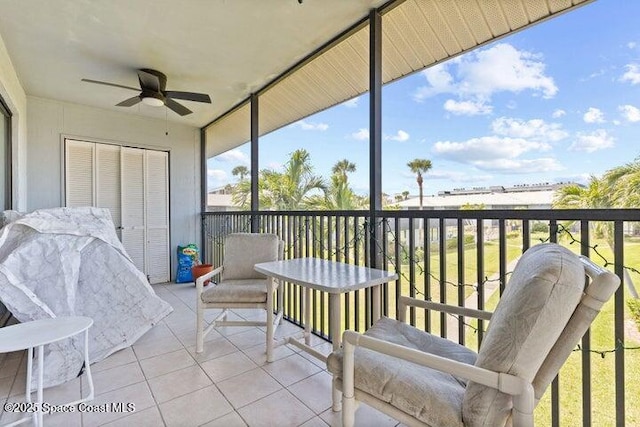 sunroom / solarium featuring a ceiling fan