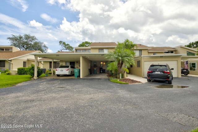 view of front of property featuring aphalt driveway