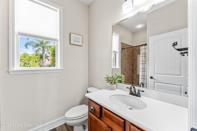 bathroom with toilet, a shower with curtain, baseboards, and vanity