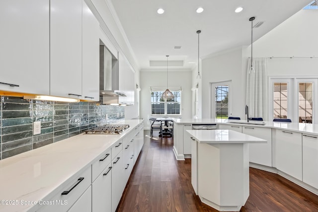 kitchen with stainless steel appliances, ornamental molding, a sink, and dark wood finished floors