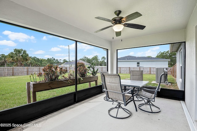 sunroom with ceiling fan