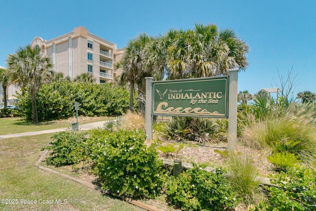 community sign featuring a yard