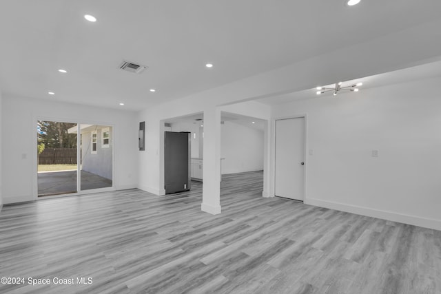 empty room featuring light wood finished floors, baseboards, visible vents, and recessed lighting