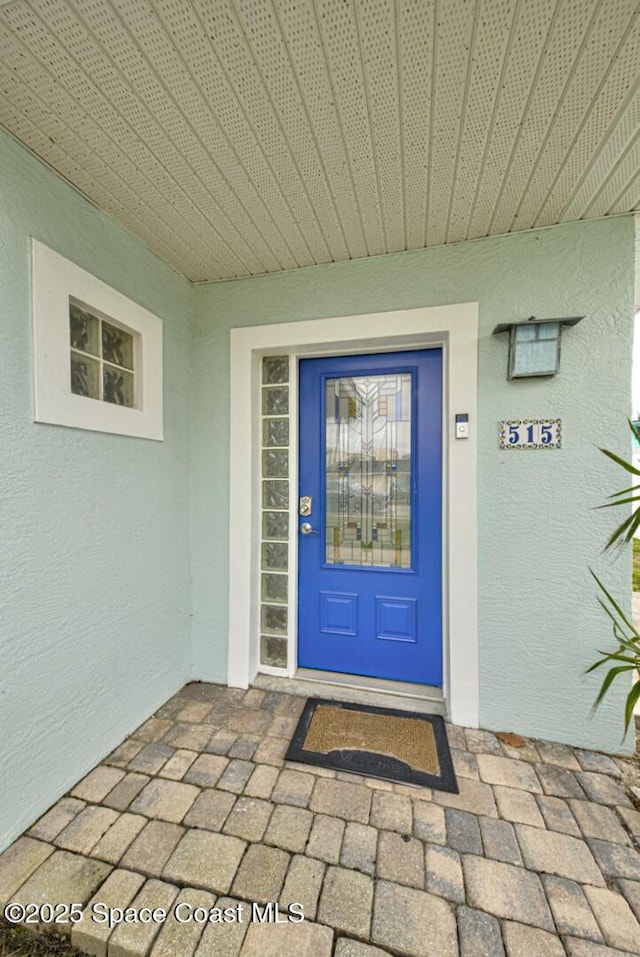 property entrance featuring stucco siding