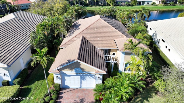 bird's eye view with a water view