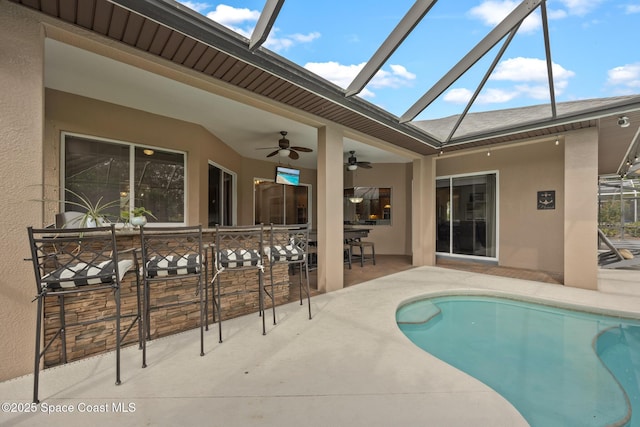 pool with outdoor dining space, a lanai, a patio, and ceiling fan