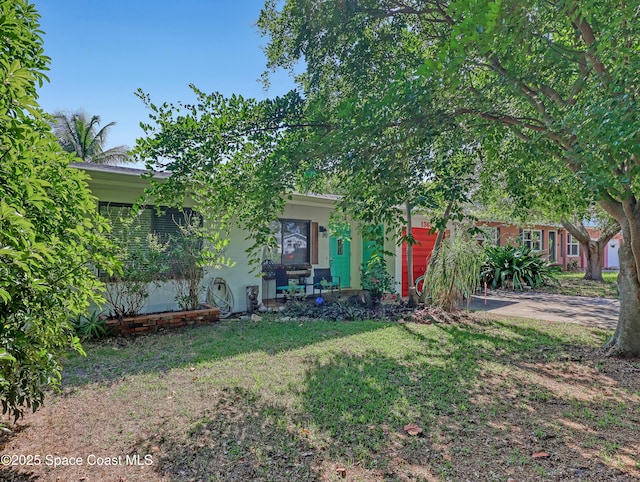 view of front of home featuring a front yard