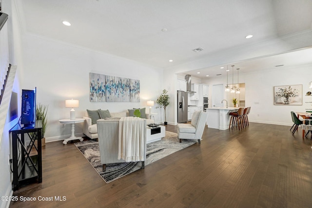 living area featuring an inviting chandelier, recessed lighting, dark wood-style floors, and baseboards