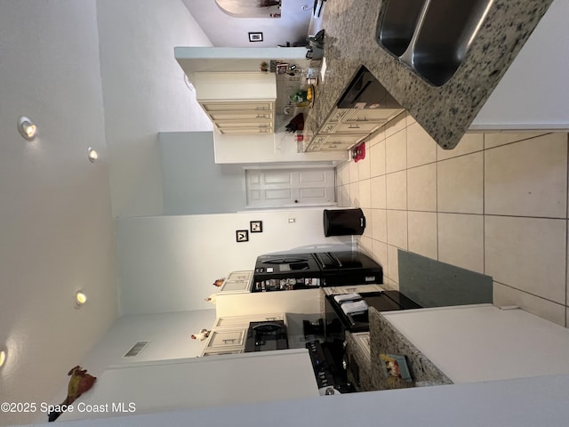 kitchen with decorative backsplash