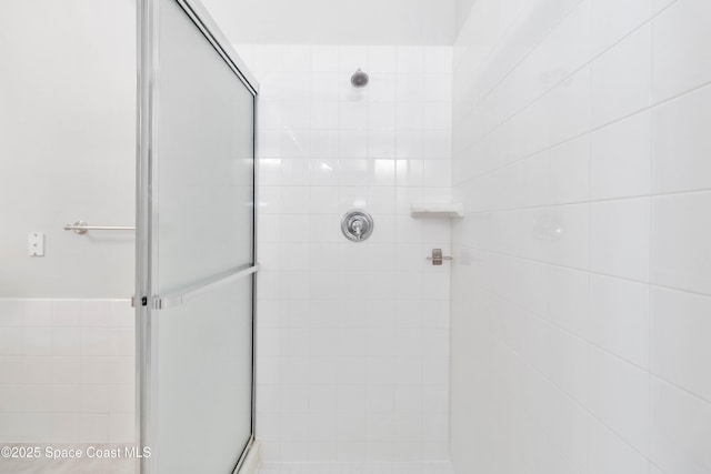 full bath featuring tiled shower