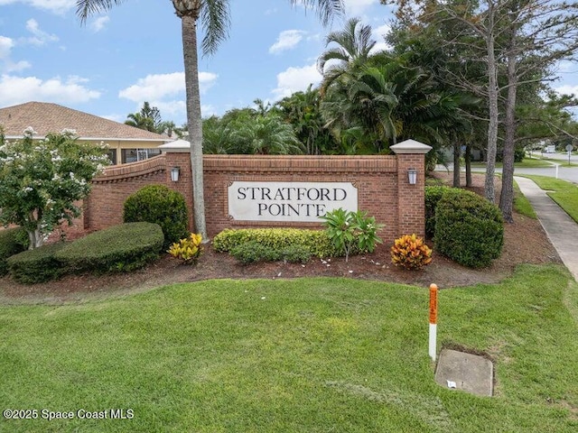 community sign with a lawn