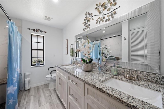 full bath featuring a shower with shower curtain, visible vents, a sink, and toilet