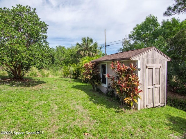 view of yard featuring a storage unit and an outdoor structure